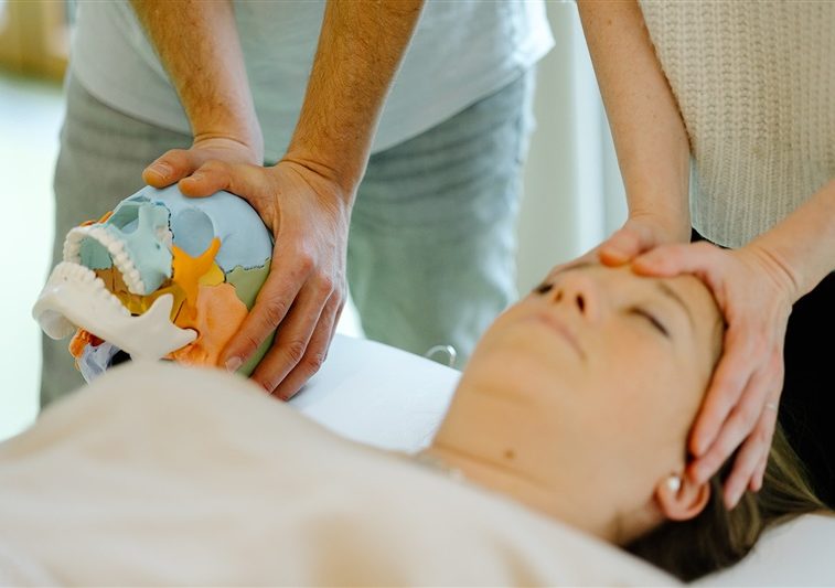 Craniosacral Ausbildung Wien – Teilnehmerin bei Übung